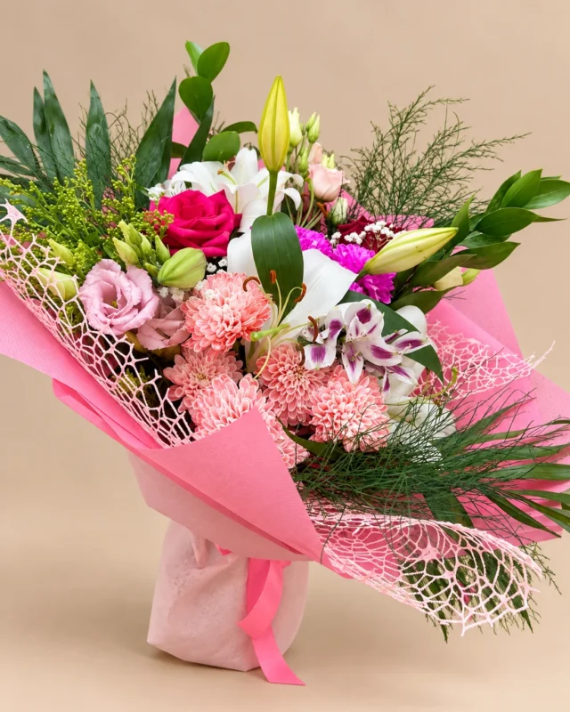 Рози, лилиуми и дребни розови цветове в яркорозова опаковка. Boutique Darissa, Сливен.