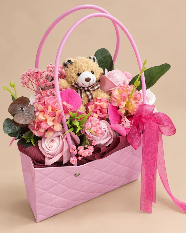 Розова кошница с декоративни рози, малки плюшени мечета и панделки. Boutique Darissa, Сливен.