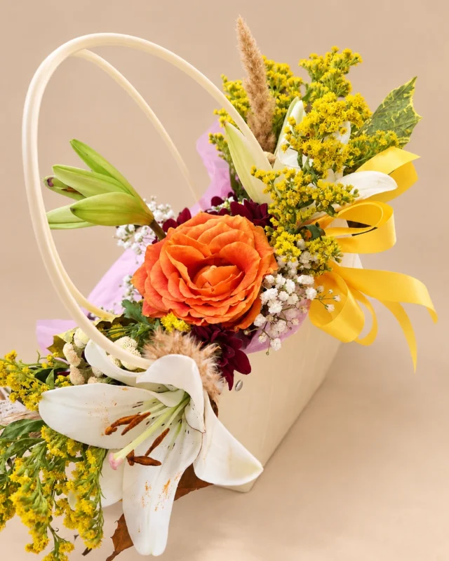 Оранжева роза с жълти акценти, зеленина и светла подаръчна опаковка. Boutique Darissa, Сливен.