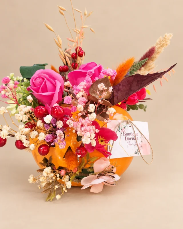 Цветна декоративна композиция с розови рози, топли акценти и подаръчен съд. Boutique Darissa, Сливен.