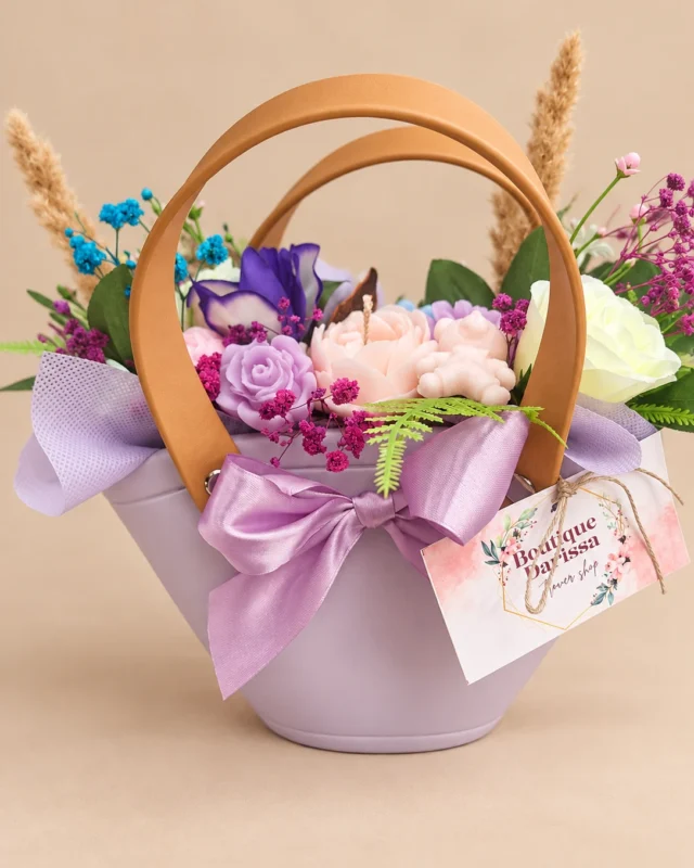 Лилава подаръчна чанта с декоративни цветове и нежна сатенена панделка. Boutique Darissa, Сливен.