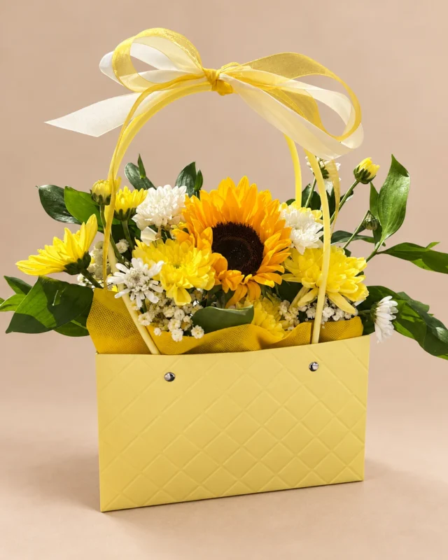 Слънчоглед с жълти и бели цветове в жълта подаръчна чанта. Boutique Darissa, Сливен.