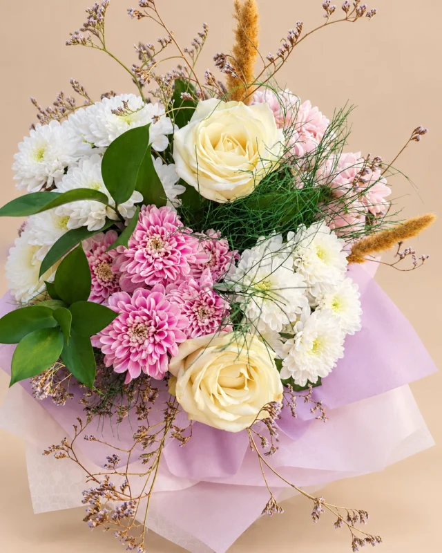 Бели рози, лилави и розови цветове с дантелена светла опаковка. Boutique Darissa, Сливен.