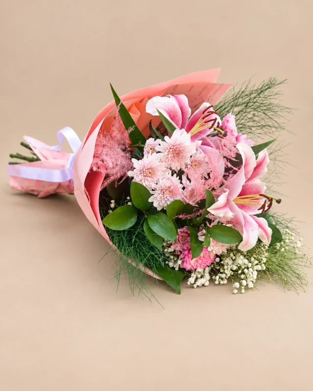 Розови цветове с нежни светли акценти в синя и розова опаковка. Boutique Darissa, Сливен.
