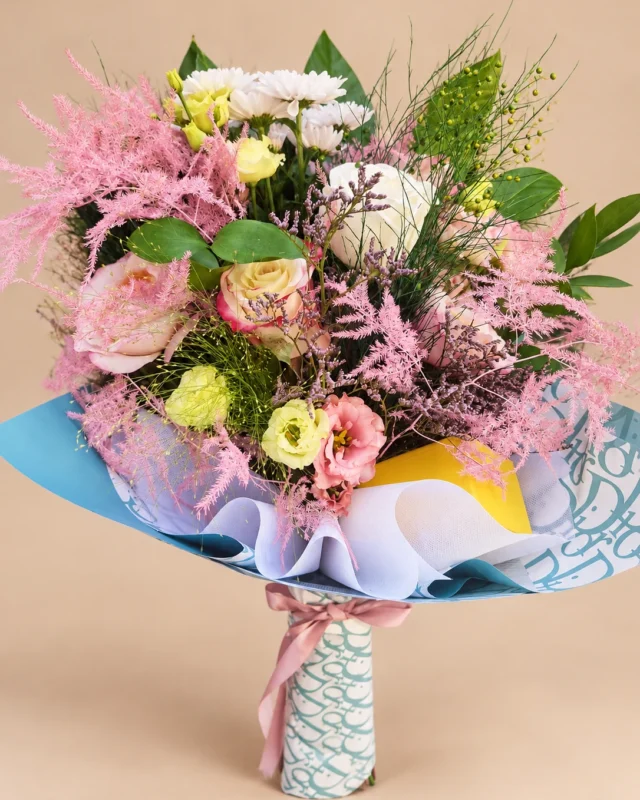 Нежнорозови рози с ефирни розови клонки, бели цветове и светла опаковка. Boutique Darissa, Сливен.