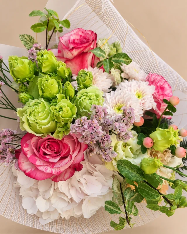 Розови рози с бели и зелени хризантеми и светла опаковка. Boutique Darissa, Сливен.