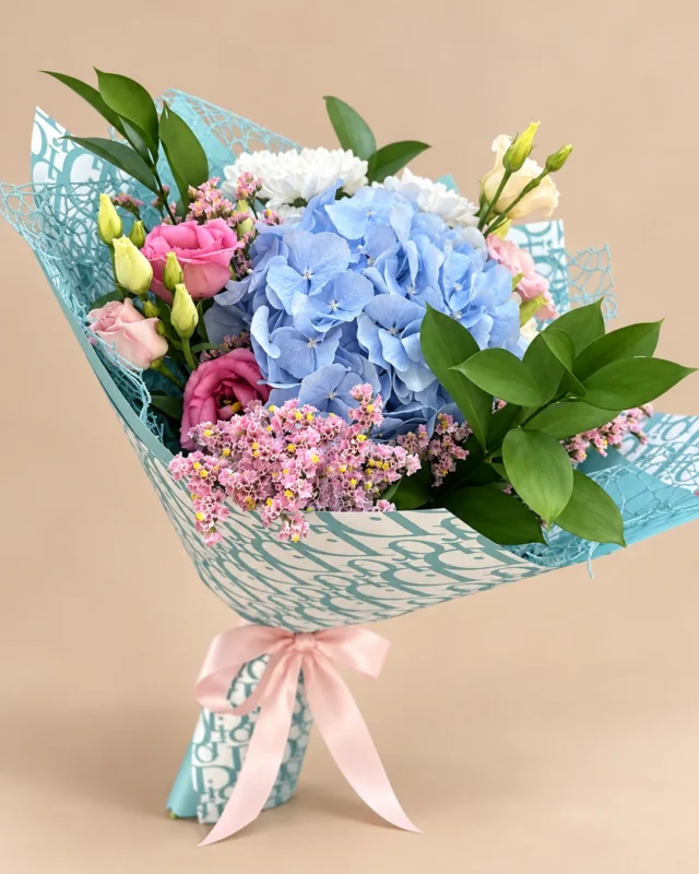 Синя хортензия с розови цветове и зеленина в светла подаръчна опаковка. Boutique Darissa, Сливен.