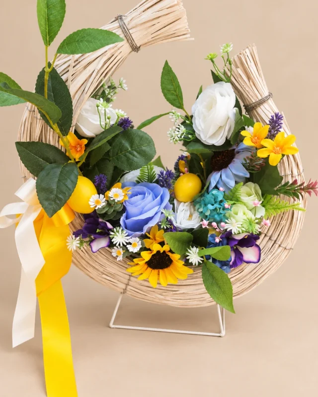 Кошница със слънчогледи, сини и бели цветове и жълта панделка. Boutique Darissa, Сливен.