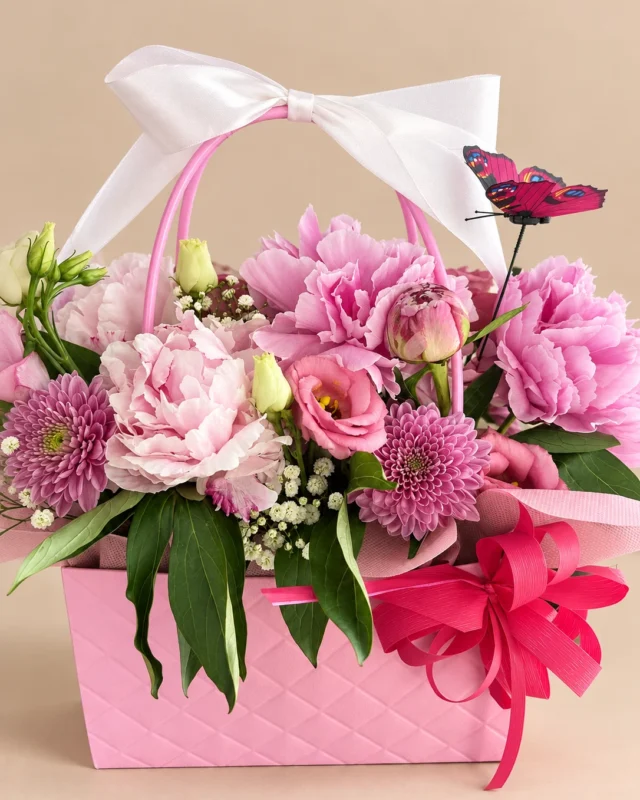 Цветна аранжировка в розово, събрана в подаръчна кошничка. Снимка на Boutique Darissa.