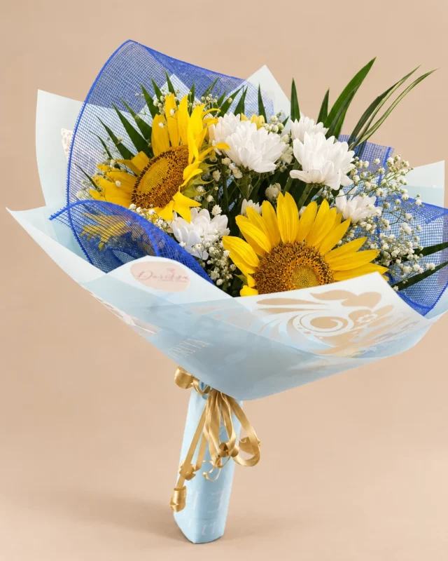 Слънчогледи и бели цветя за светли мисли и топли усмивки. Снимка на Boutique Darissa.
